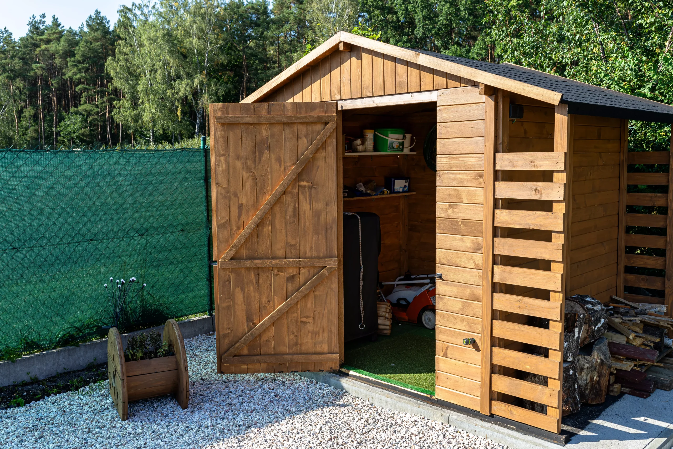 aménager l'intérieur de son abri de jardin